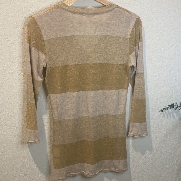 𝅺UNITED Colors of Benetton Gold Tissue Tee - Picture 7 of 10